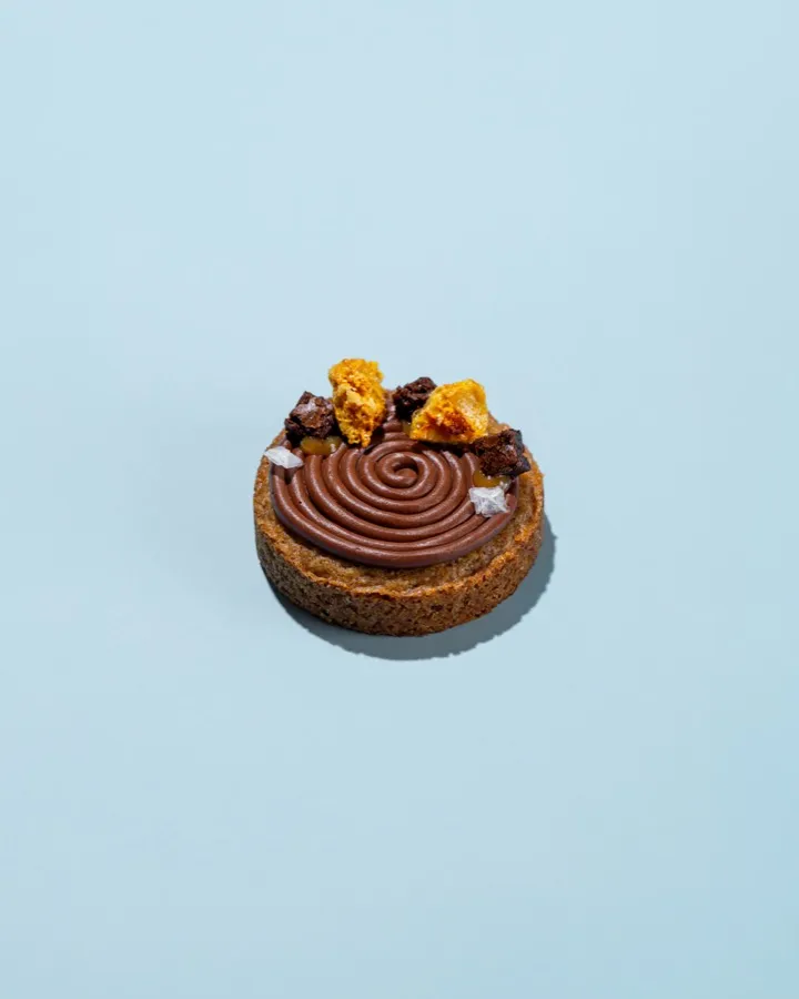 Caramel Papi cookie: brown butter cookie base, salted caramel, dark chocolate ganache, brownie bits, honeycomb, flaky sea salt